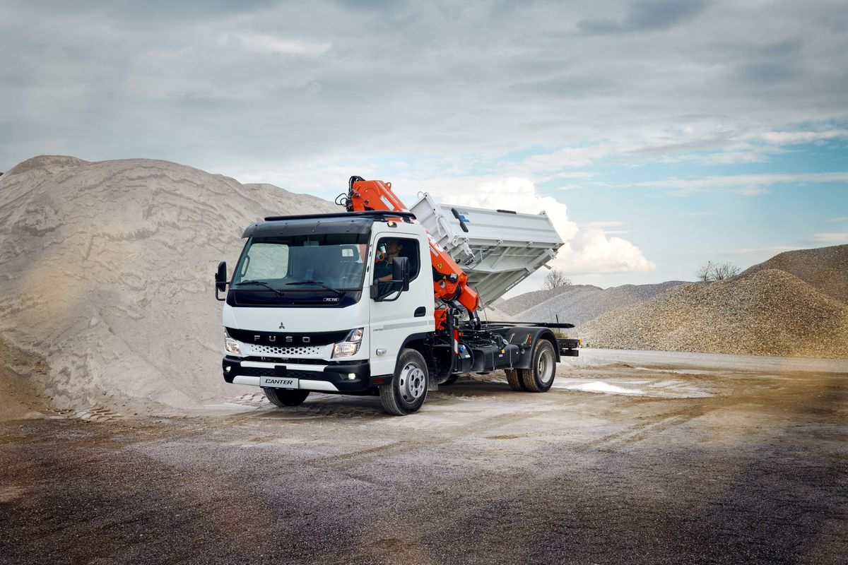 Robust, effizient und batterieelektrisch: Daimler Truck-Tochter FUSO präsentiert auf der bauma 2022 den Next Generation eCanter mit Abrollkipper für die Baubranche  

Robust, efficient and battery-electric: Daimler Truck subsidiary FUSO presents the Next Generation eCanter with roll-off tipper for the construction industry at bauma 2022 