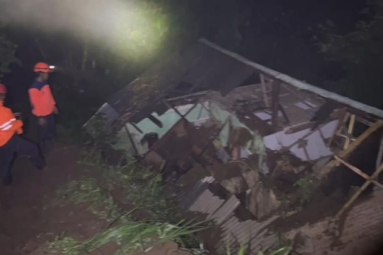 Satu Rumah di Pasuruan Tertimpa Tanah Longsor, Seluruh Penghuni Terluka