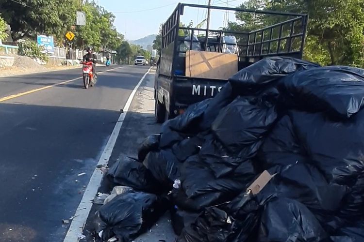 Tumpukan sampah di jalan Yogyakarta - Wonosari tepatnya di Kalurahan Bunder, Patuk.