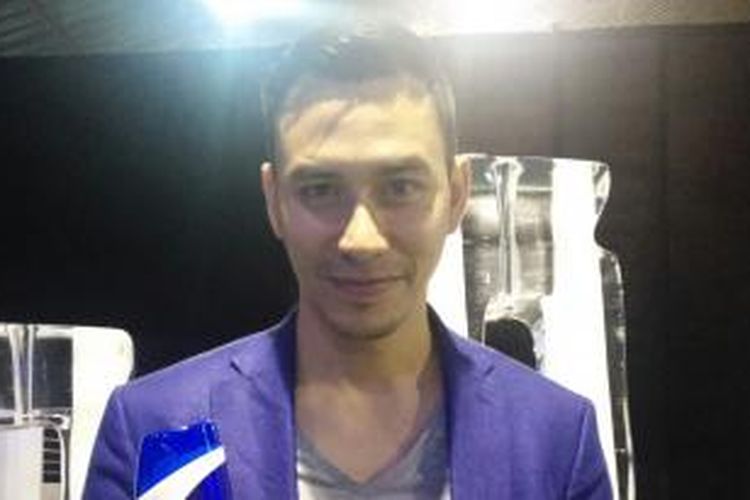 Darius Sinathrya diabadikan usai konferensi pers di Planet Futsal, Epicentrum, Jakarta Selatan, Kamis (30/4/2015).