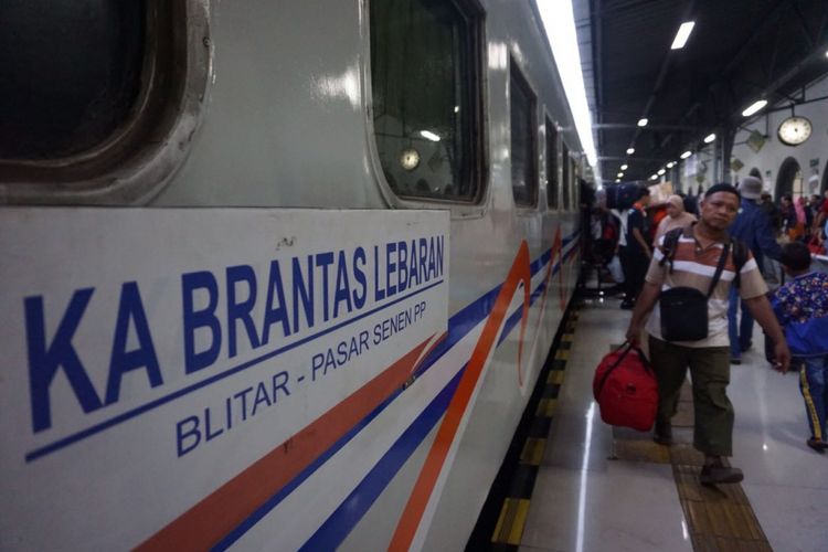 Stasiun Senen, Jakarta Pusat dipadati penumpang dari berbagai tujuan. Sejumlah penjagaan dari internal pihak stasiun hingga petugas kepolisian dikerahkan untuk menjaga keamanan di kawasan tersebut, Senin (11/6/2018).