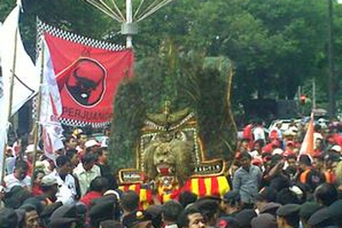 Ratusan pendukung Mega-Pro memadati depan Kantor KPU, mereka membawa spanduk dan bendera. Suasana semakin meriah dengan hadirnya Reog Ponorogo