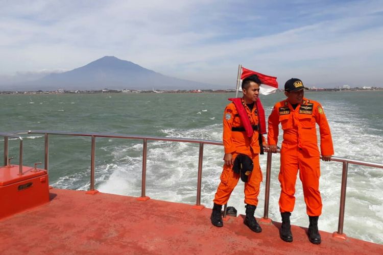 Anggota Basarnas tengah melakukan pencarian 13 Penumpang Kapal Bunga Hati 2 yang hilang di perairan Indramayu 