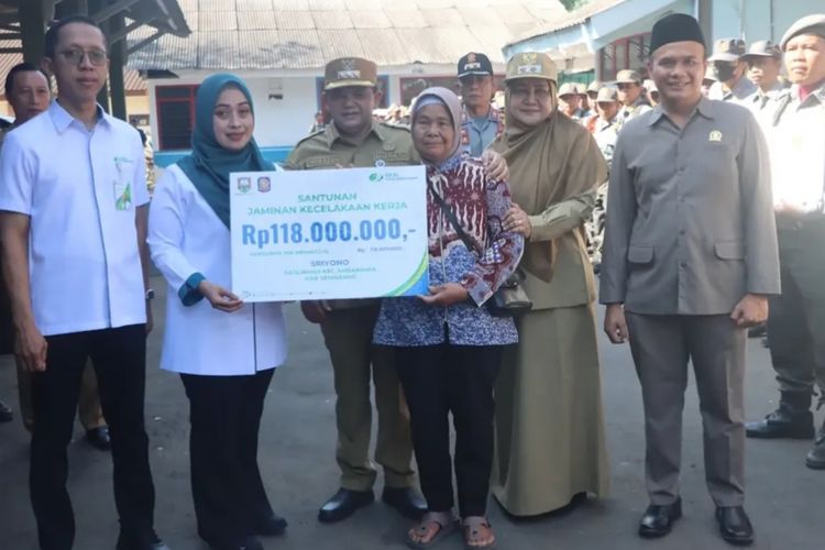 Meninggal saat Jaga Merti Dusun, Anggota Satlinmas Semarang Dapat Santunan