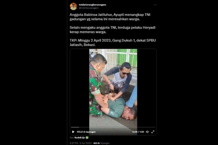 Babinsa Koramil Jatiluhur Kodim 0507/ Bekasi melakukan penangkapan terhadap seorang pria diduga TNI gadungan pada Minggu (2/4/2023) di Jalan Wibawa Mukti 2, Jati Asih, Bekasi.