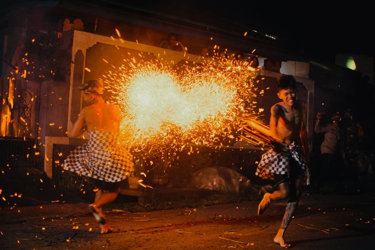 Tradisi perang api atau meamuk-amukan di Desa Adat Padangbulia, Kecamatan Sukasada, Kabupaten Buleleng, Provinsi Bali, Minggu (10/3/2024) malam.