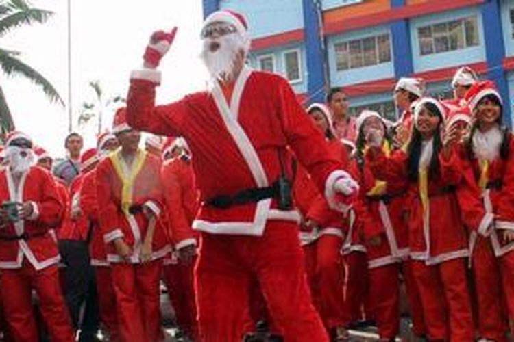 Ratusan orang berpakain Sinterklas menari ala Gangnam Style dalam memeriahkan acara Christmas at Boulevard di Manado.