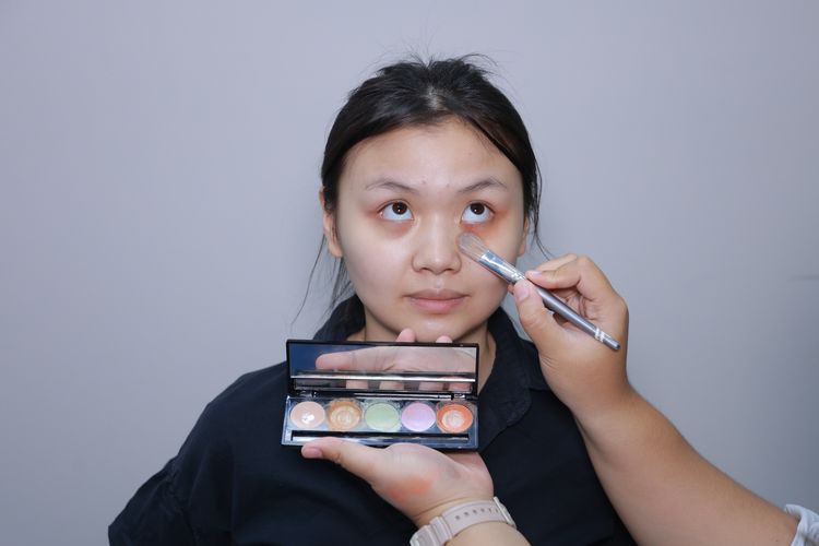 Sebelum makeup untuk wisuda, model melakukan berbagai persiapan kulit agar hasil makeup tahan lama.