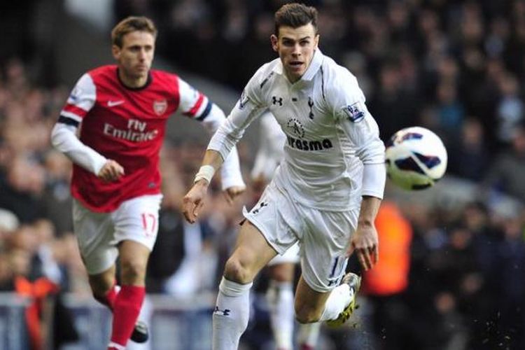 Gelandang Tottenham Hotspur, Gareth Bale (kanan) saat mengejar bola dalam laga derbi melawan Arsenal pada lanjutan Premier League di White Hart Lane, Minggu (3/3/2013). Spurs menang 2-1 dalam laga tersebut. 