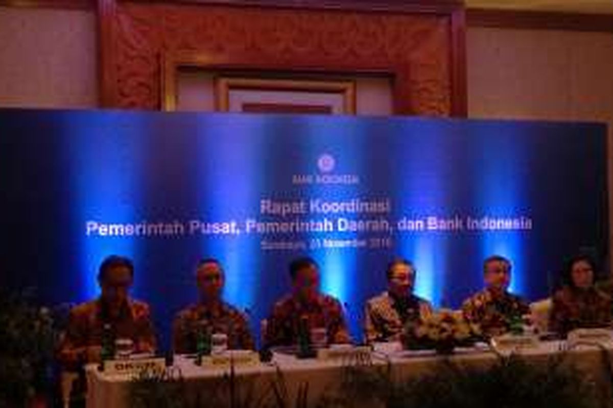 Konferensi Pers hasil rapat koordinasi Pemerintah Pusat, Daerah, dan Bank Indonesia di Surabaya, Jumat (25/11/2016)
