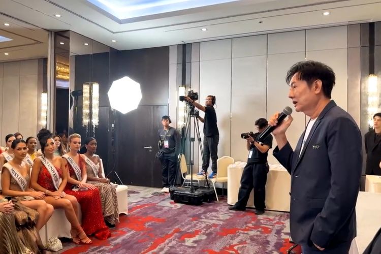 Miss Universe 2025 kembali menuai kontroversi usai CEO Miss Grand International sekaligus Presiden Komite Penyelenggara Miss Universe Thailand ke-74, Nawat Itsaragrisil, diduga menyebut Miss Meksiko Fatima Bosch bodoh.