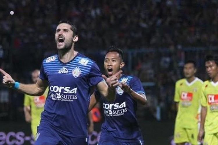Penyerang Arema, Srdjan Lopicic (depan) merayakan gol pertama timnya saat menjamu Bhayangkara Surabaya United (BSU) di Stadion Kanjuruhan, Kabupaten Malang, Minggu (15/5/2016) malam. 