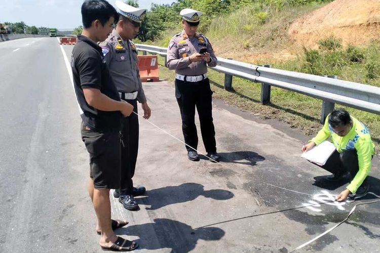Polisi lalulintas melakukan olah TKP pada kasus kecelakaan lalu lintas dua truk di jalan tol Pekanbaru-Dumai, Selasa (7/3/2023).