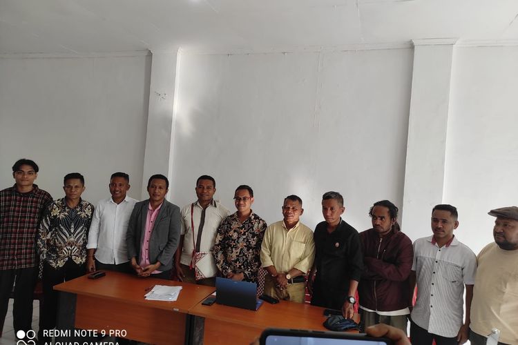 Calon anggota DPD RI daerah pemilihan NTT El Asamau, bersama tim kuasa hukumnya menggelar jumpa pers di Kupang, Rabu (20/3/2024) 