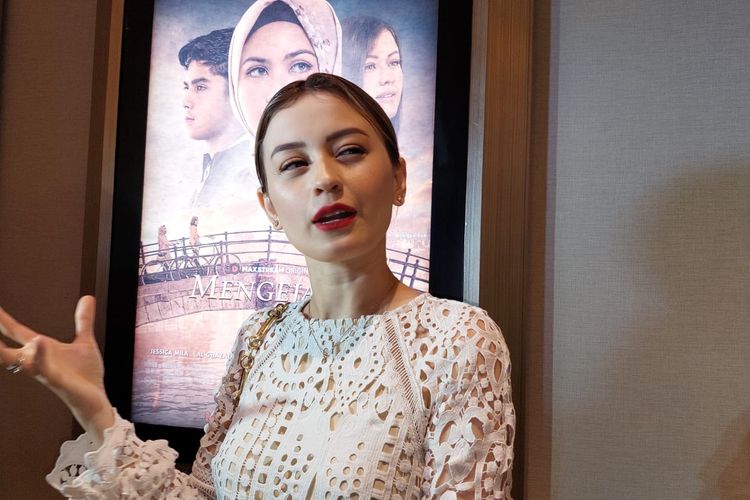 Aktris peran Kimberly Ryder membagikan pengalaman serunya saat menjalani proses syuting film Mengejar Surga di Belanda.