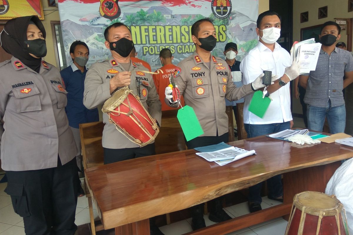 Kapolres Ciamis menunjukkan barang bukti kasus pencurian buku dan alat musik kendang, saat ekspos kasus di Mapolres Ciamis, Rabu (23/11/2022).