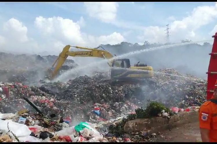 Tumpukan sampah di TPA Gunung Sadai Belitung yang masih terbakar sedang disemprot damkar, Kamis (14/9/2023).