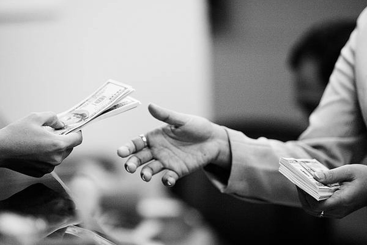 Nilai tukar rupiah pada Rabu (9/4) tertekan ke posisi Rp 9.205 per dollar AS, sedangkan sehari sebelumnya nilai tukar rupiah mencapai Rp 9.195 per dollar AS. Warga menukarkan uang di tempat penukaran uang di Jakarta, kemarin.  