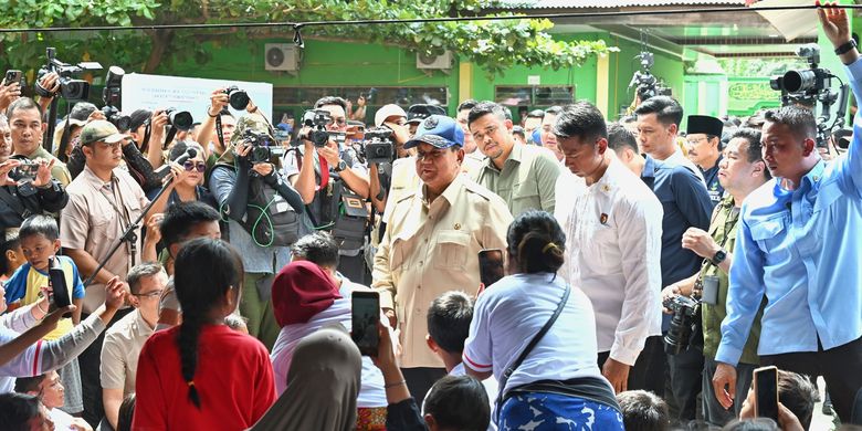 Gubernur Sumatera Utara (Sumut) Muhammad Bobby Afif Nasution mendampingi Presiden Republik Indonesia Prabowo Subianto meninjau lokasi pengungsian di MAN 1 Tanjungpura, Kabupaten Langkat,Sumut, Sabtu (13/12/2025).