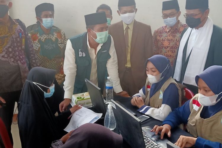 Bupati Bandung Dadang Supariatna meninjau vaksinasi untuk 1.500 orang ulama dan santri Pondok Pesantren Al-Basyariyah, Jalan Cigondewah Hilir, Kecamatan Marga Asih, Kabupaten Bandung,  dalam program Kick Off 3 Juta Santri Jawa Barat Siap Divaksin, Sabtu (14/8/2021).