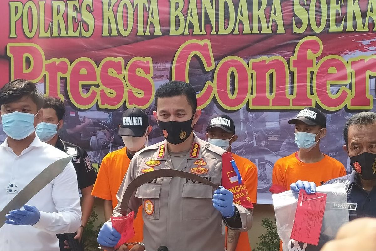 Kapolres Bandara Soekarno-Hatta Kombes Pol Adi Ferdian Saputra memegang cerurit barang bukti kejahatan pembegalan di Bandara Soekarno-Hatta, Senin (27/7/2020)