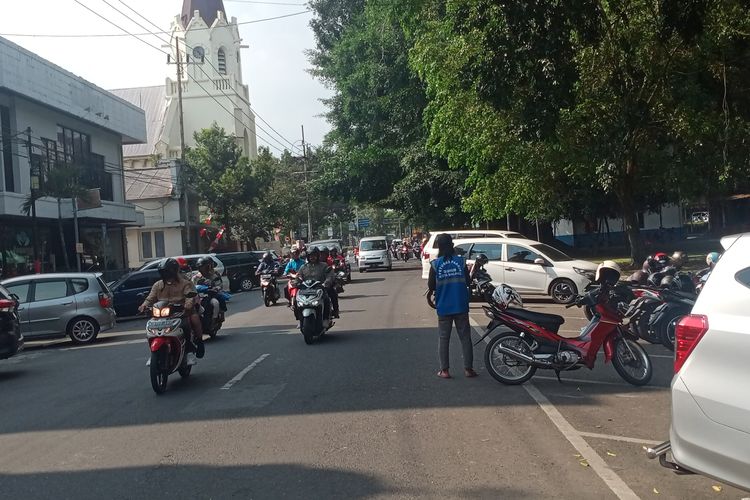 Suasana tempat parkir di tepi jalan umum sekitar Alun-alun Kota Malang pada Kamis (18/8/2022). 