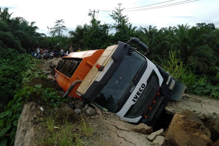 Truk cpo milik perusahaan kelapa sawit PT NBS terguling akibat amblesnya jembatan yang menghubungkan dua kecamatan di Nunukan Kaltara