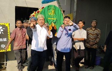 Anggota DPR RI dari Fraksi Golkar, Bambang Hermanto (baju putih) menangis saat menggotong keranda jenazah ibundanya, Casinih (62), Jumat (26/5/2023). Casinih  dibunuh oleh pekerja di rumahnya, di Indramayu, Jawa Barat, Kamis (25/5/2023).
