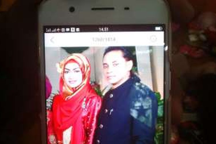 Foto Erwin Hariyati bersama Abdul Ghani suaminya yang ditemukan tewas di Waduk Gajah Mungkur Wonogiri. Abdul.Ghani adalah korban pembunuhan yanh diduga diotaki oleh Taat Pribadi, pemimpin Padepokan Dimas Kanjeng