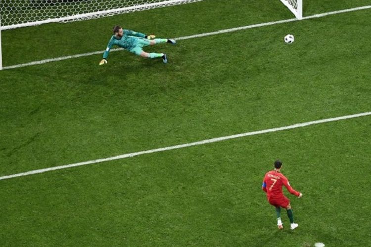 Cristiano Ronaldo mencetak gol melalui titik penalti pada pertandingan Grup B Piala Dunia 2018, Portugal vs Spanyol, di Sochi, 15 Juni 2018. 