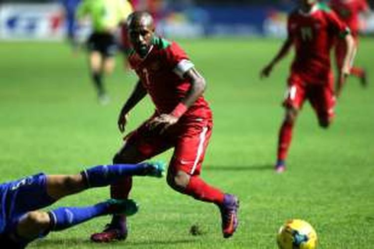 Pemain timnas Indonesia Boaz Solossa (kanan) berebut bola dengan pemain Thailand, Adison Promrak pada laga final Piala AFF Suzuki Cup 2016 leg pertama di Stadion Pakansari, Cibinong, Bogor, Jawa Barat, Rabu (14/12/2016). Indonesia menang 2-1 atas Thailand dan akan bertanding di final Piala AFF Suzuki Cup 2016 leg kedua di Stadion Rajamangala, Thailand, Sabtu (17/12/2016) mendatang. 