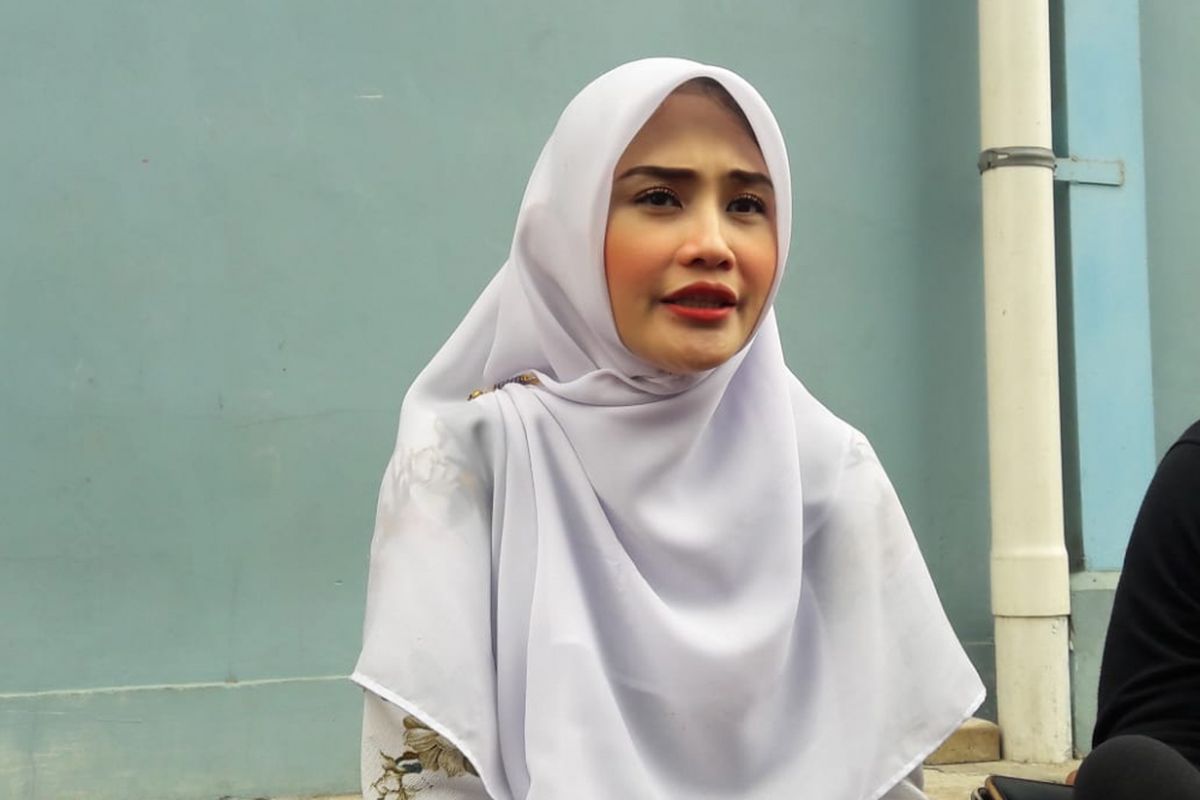 Istri dari presenter Mandala Shoji, Deanova Safriana saat ditemui usai tampil di salah satu acara stasiun televisi swasta di kawasan Mampang, Jakarta Selatan, Senin (18/2/2019).