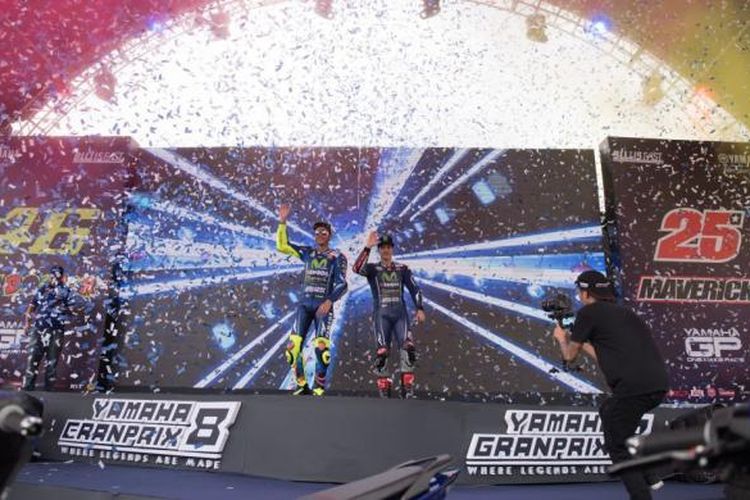 Pebalap Movistar Yamaha, Valentino Rossi (Italia, kiri) dan Maverick Vinales (Spanyol), melambai kepada penggemar dalam acara yang digelar di Manila, Filipina, Sabtu (28/1/2017).