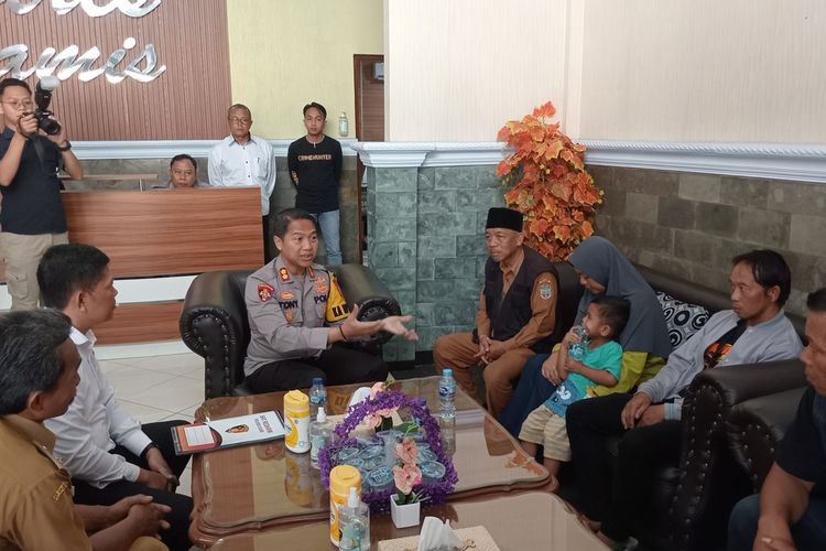Kapolres Ciamis AKBP Tony Prasetyo bertemu dengan pihak korban dan pelaku di lobby mapolres, Senin (4/12/2023).