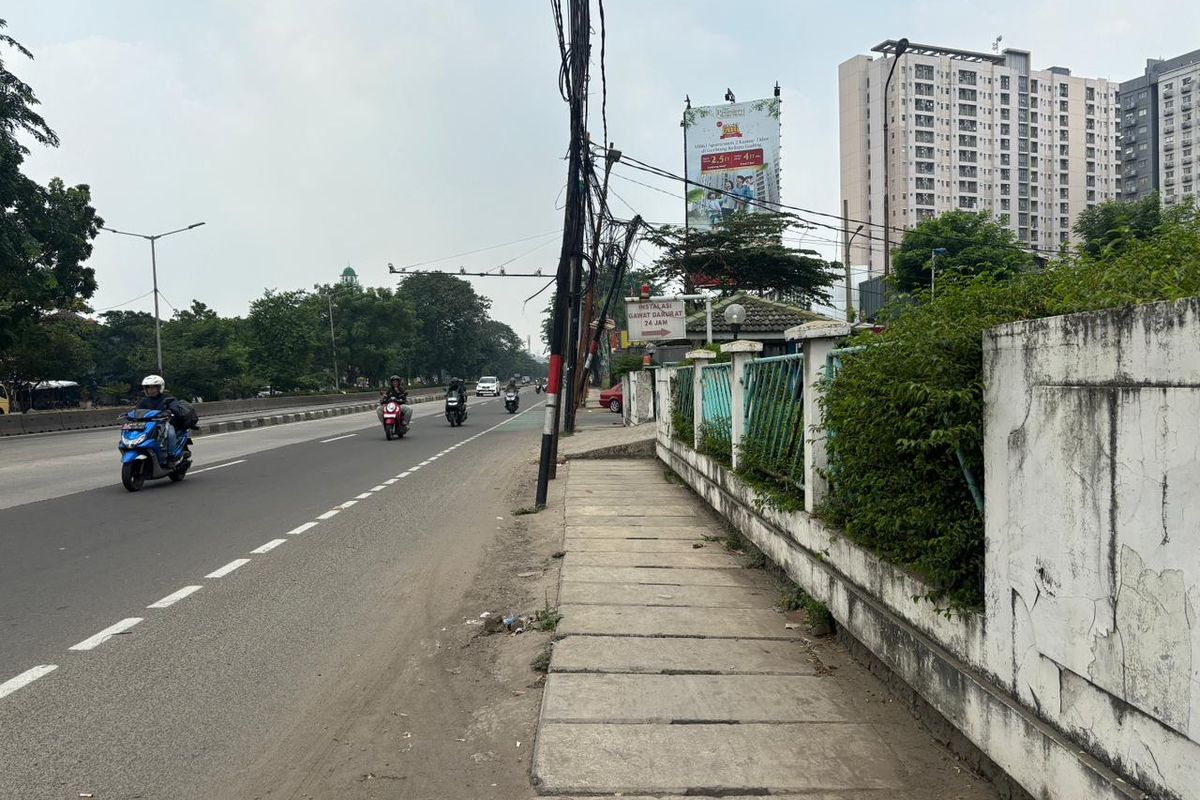 Area minim trotoar di Jalan Perintis Kemerdekaan, Pulogadung, Jakarta Timur.