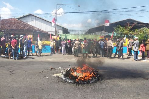 Warga Blokade Jalan dan Serang Gudang Alat Berat Usai 1 Keluarga Tewas Ditabrak Truk