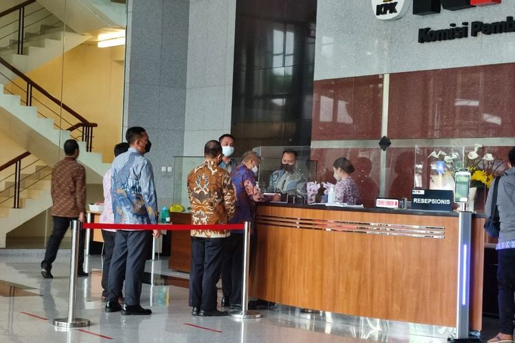 Hakim Agung Kamar Perdata pada Mahkamah Agung (MA) Sudrajad Dimyati ditetapkan sebagai tersangka oleh Komisi Pemberantasan Korupsi (KPK).  Usai ditetapkan sebagai tersangka, Sudrajad datang ke Gedung Merah Putih KPK Jakarta pada Jumat (23/9/2022) pukul 10.22 WIB.