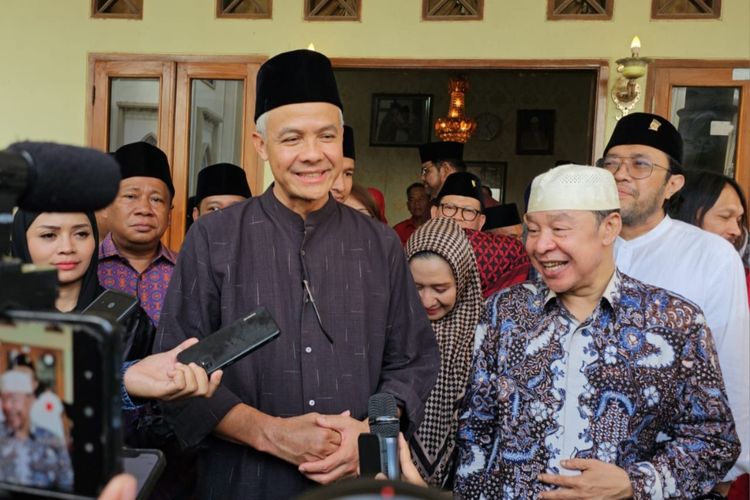 Bakal calon presiden (capres) dari PDI-P, Ganjar Pranowo usai melakukan silaturahmi dan sowan ke Pengasuh Pondok Pesantren Buntet, Cirebon, KH. Adib Rofi'uddin pada Sabtu (3/6/2023).