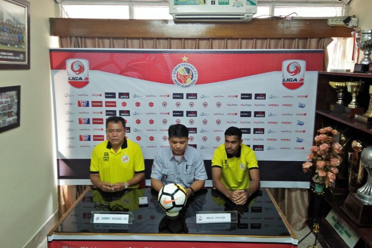 Tim Semen Padang saat melakukan jumpa pers jelang lawan Persika.