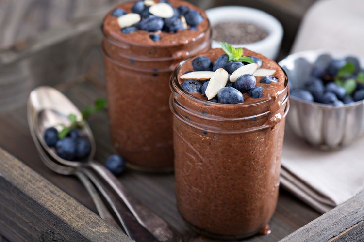 Chocolate pudding dengan blueberry dan almond di atasnya
