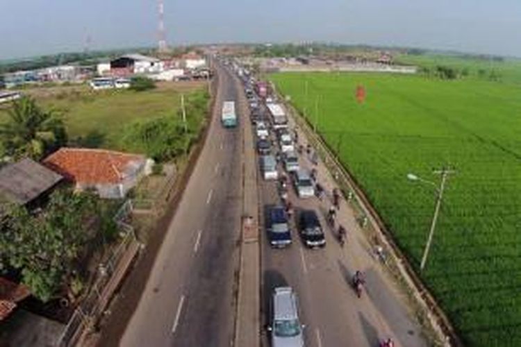 Pemandangan di jalur alternatif Karawang-Cikampek, Jatisari, Karawang, Jawa Barat, Sabtu (27/7/2014). Jalur ini diapit persawahan dnegan tanaman padi.