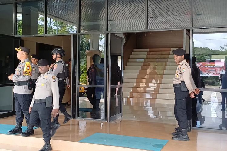 Polisi melakukan Patroli di Kantor Pemkab Sorong