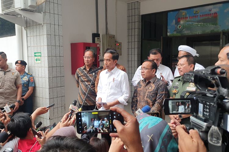 Presiden Jokowi usai menjenguk Wiranto di RSPAD Gatot Soebroto, Jakarta, Kamis (10/9/2019). 