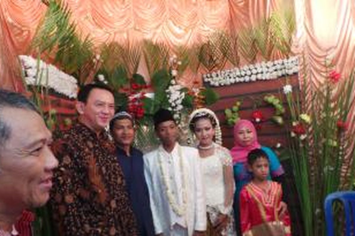 Wakil Gubernur DKI Jakarta Basuki Tjahaja Purnama saat menghadiri pesta pernikahan warga di Kampung Deret Pejompongan, Jakarta Pusat, Minggu (24/8/2014).