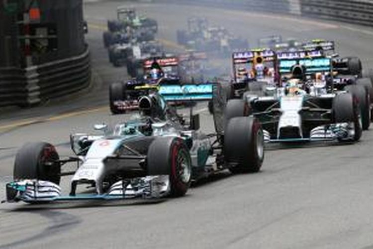 Pebalap Mercedes asal German, Nico Rosberg (depan) membalap di depan Lewis Hamilton dan pebalap lain pada GP Monaco, Minggu (25/5/2014).