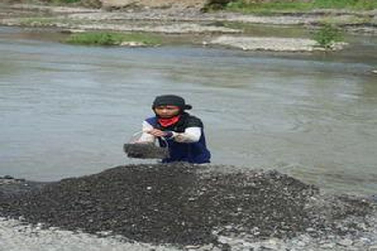 Lokasi penambangan liar di Kabupaten Tegal, Jateng, Kamis (29/10).