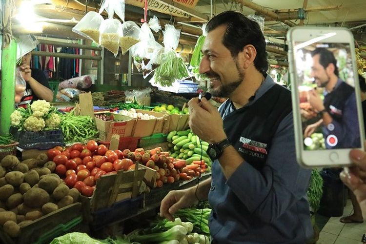 Koki asal Turki, Sezai Zorlu tengah membeli bawang bombay di Pasar Santa, Jakarta, Senin (5/6/2017). Sezai pertama kali datang ke pasar di Indonesia pada tahun 1999.