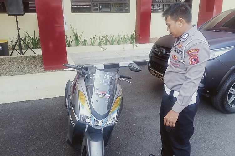Kapolresta Bandung Kombes Pol Kusworo Wibowo saat melakukan gelar perkara terkait insiden kecelakaan yang diduga diakibatkan kabel optik yang menjuntai di Kabupaten Bandung pada Sabtu, (10/9/2023)