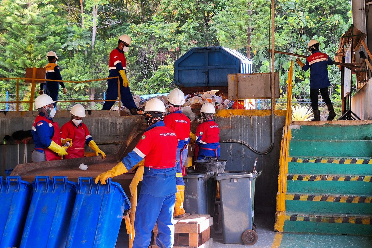 Pekerja di Unit Segregation Plant PT Vale Indonesia tengah memilah sampah.