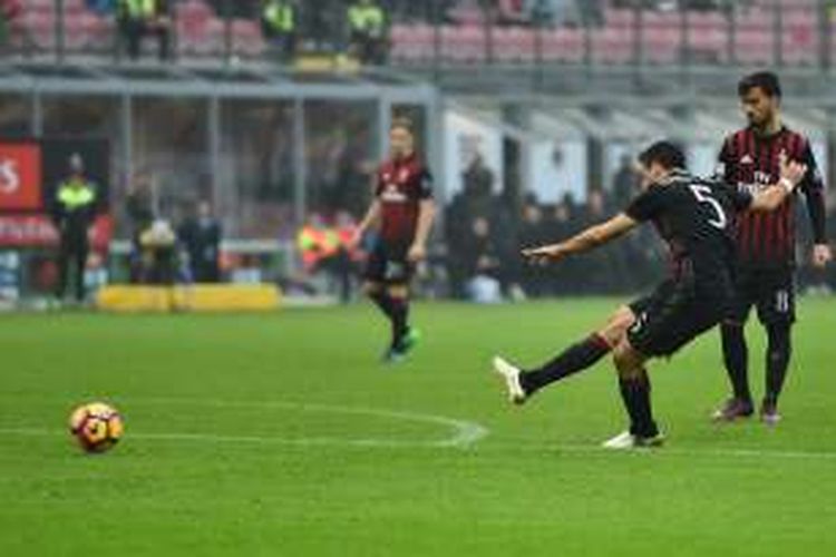 Gelandang AC Milan, Giancomo Bonaventura, mencetak gol ke gawang Pescara pada partai lanjutan Serie A di San Siro, Minggu (30/10/2016).
